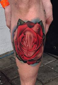 Rose modèl tatoo sou pye a ak lawouze