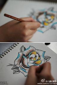 Motivo tatuaggio rosa in tessuto stile barocco
