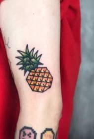 Te maioha ki nga whakaahua tattoo o 9 nga pineapples me nga pineapples