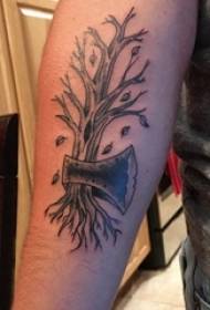 Jungen-Arme auf schwarzer Gray Sketch Sting Tips Creative Twigs Tattoo Picture