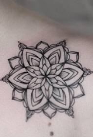 Ragazza sotto la clavicola punto di schizzo grigio nero punto abilità spina bella vaniglia motivo floreale delicata foto di tatuaggi