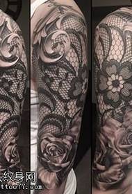 Modello di tatuaggio rosa con pizzo sulla spalla
