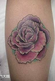 Modeli i tatuazhit me trëndafila me këmbë