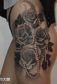 Gamba piena di motivo tatuaggio rosa