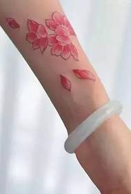 Tatuaggio romantico e bellissimo fiore di ciliegio