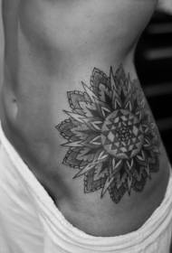 Sānu ribu ģeometriskā stila melnbaltā vaniļas tetovējuma raksts
