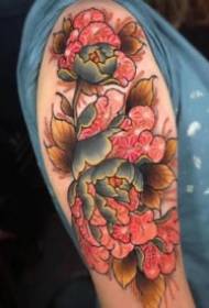 Un bellu mudellu tradiziunale di tatuaggi di fiore rossu tradiziunale