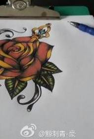 Pola manuskrip tato kunci mawar berwarna-warni