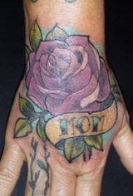 Girl's hand op de rug geschilderde aquarel schets mooie roos bloem tattoo foto