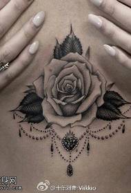 Lijepo izgleda tetovaža ruža od čipke na prsima