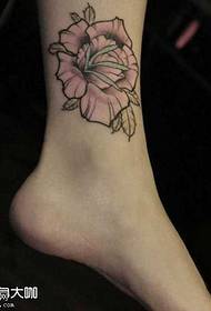 Τα πόδια αυξήθηκαν μοτίβο τατουάζ