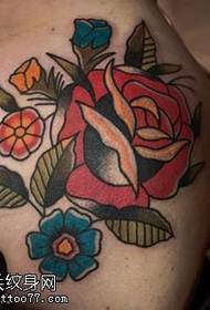 Mala ruža tetovaža na koljenu