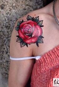 Delikat tatoveringsmønster i rød rose