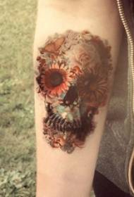 Девушка нарисовала на руке красивые цветы и креативные тату-картинки