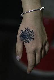 Mano kun personigita suno floro tatuaje ŝablono