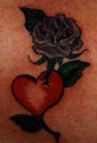 女腰紫色花和紅色的心紋身圖片