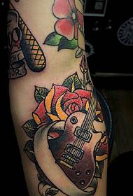 Gullar bilan tatuirovka qilingan gitara naqshlari
