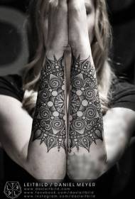 Hannun mace yana daɗaɗa hoto babban fure tataccen hoto