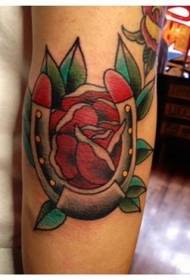 手臂顏色老派紅玫瑰和馬蹄紋身