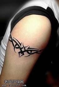 Modello di tatuaggio totem braccio fiore