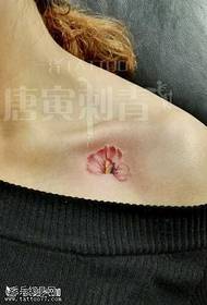 Mali uzorak svježeg cvijeta tetovaže na prsima