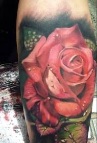 Immagine realistica del tatuaggio della rosa rossa di colore del braccio