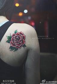 Ružové tetovanie na ramene