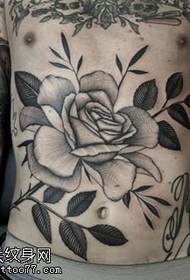 Rose tattoo patroon met een doorn op de buik