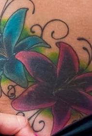 Mavi ve mor tropikal çiçek göbek dövme deseni