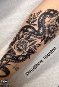 Shank nyoka kucheza rose tattoo mfano