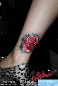 Motif de tatouage jambe rose