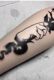 Brazo del niño en puntas de espina de punto de boceto gris negro frotar imágenes de tatuajes de rosas literarias amarillas