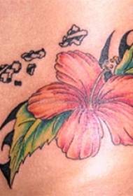 Le ragazze indietro dipingono ad acquerello le immagini creative del tatuaggio del bellissimo fiore