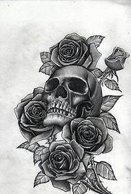 Juodos ir pilkos kaukolės ir rožių tatuiruotės tatuiruotės rankraštinės medžiagos įvairovė