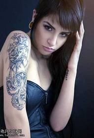 Modellu di tatuatu di fiore grisgiu neru bracciu