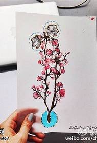 彩绘精美的桃花纹身图案