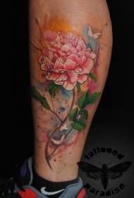 Flor de peònies de color d'aigua de les cames amb patró de tatuatge de papallona