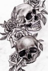 黑色和灰色素描描繪了創意頭骨美麗的花紋身手稿