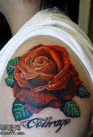 Modello tatuaggio braccio rosa