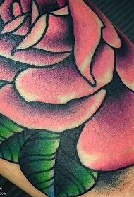 Tattoo-Muster mit großer Rose am Bein