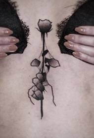 Svart abstrakt linje tatovering stikk triks hånd som holder svart og hvit rose tatovering bilde