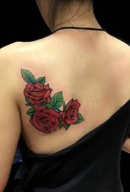 Mode tjej tillbaka tre röda rosor tatuering mönster
