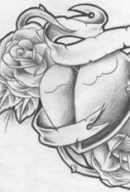 Juodos pilkos spalvos eskizo kūrybinės literatūros gražių gėlių širdies formos tatuiruotės rankraštis