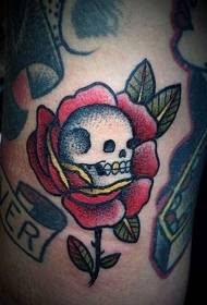 Оцветена през рамо стара школа червена роза с малка татуировка на черепа