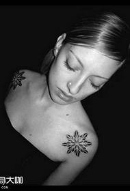 Modello di tatuaggio totem fiore spalla