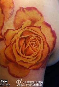 Dzeltenas rozes tetovējuma raksts uz pleca
