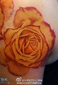 Mtundu wa tattoo wa rose pamapewa