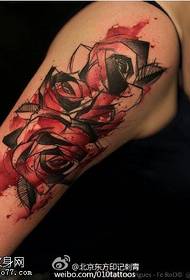 Tatuaggio con tatuaggio a rosa inchiostro sulla spalla