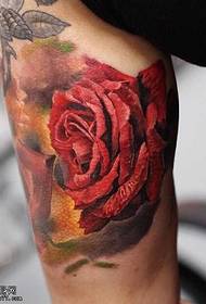 Csodálatos rózsa tetoválás minta a lábakon