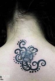 Patrón de tatuaje de tótem de flor de espalda